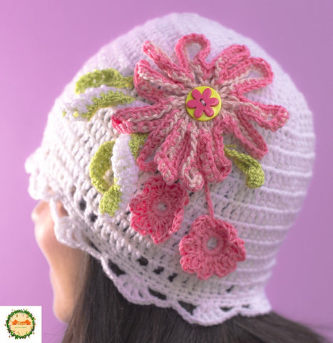 GORRO BLANCO CON FLOR ROSA